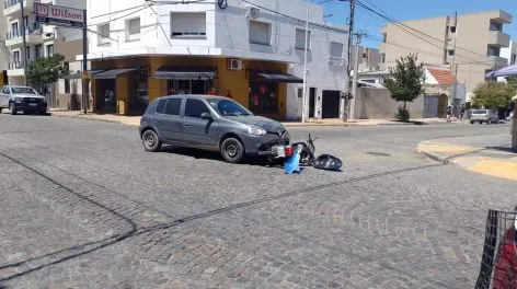 Siniestro vial entre auto y moto en 25 de Mayo y 14 de Julio