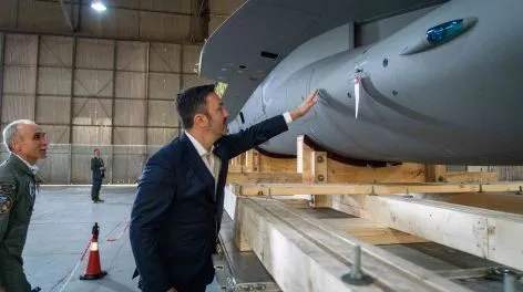 Luis Petri estuvo en Tandil para exhibir el primer biplaza F-16 que llegó al país