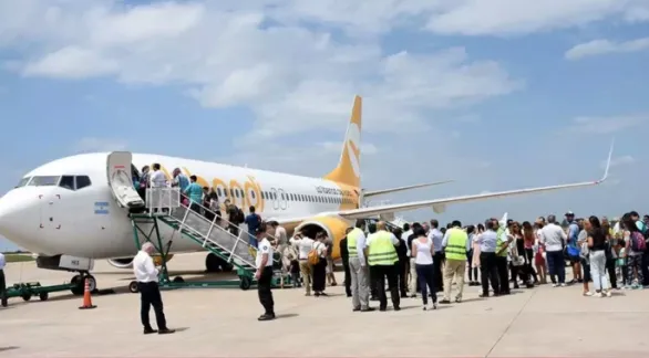 Flybondi suspendió 71 vuelos hasta año nuevo y hay malestar entre los pasajeros