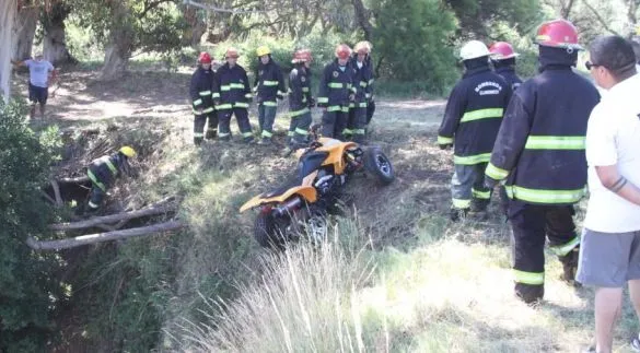 Dos tandilenses con heridas graves al caer con un cuatricilo al Arroyo Claromecó