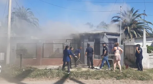 Ahora: Voraz incendio afecta una vivienda en calle Juárez al 2200