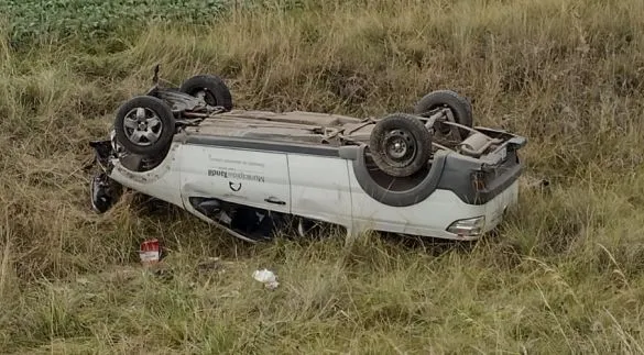 Dos hombres sufrieron golpes tras volcar en vehículo municipal