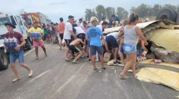 Muere camionero en un vuelco en la ruta 8 y saquean la carga que transportaba