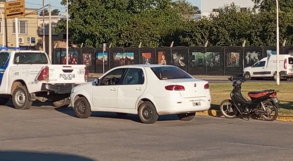 Choque en Colectora Macaya y Avenida Actis: una motociclista con heridas