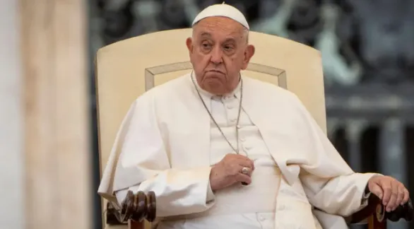 El Papa se sienta erguido en un sillón, mientras se espera el resultado de la TAC