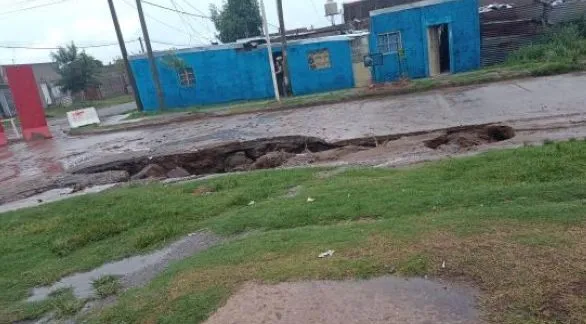 Peligro: Enorme cráter en calles Salta y Azucena