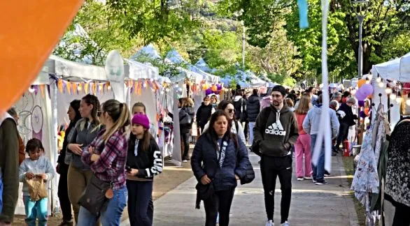 Este fin de semana se realizará la Feria de Carnaval en la Plaza Moreno con más de cien emprendedores locales