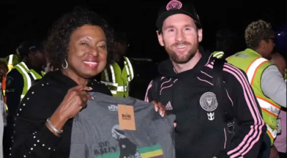 Lionel Messi aterrizó en Jamaica y recibió un regalo vinculado a Bob Marley